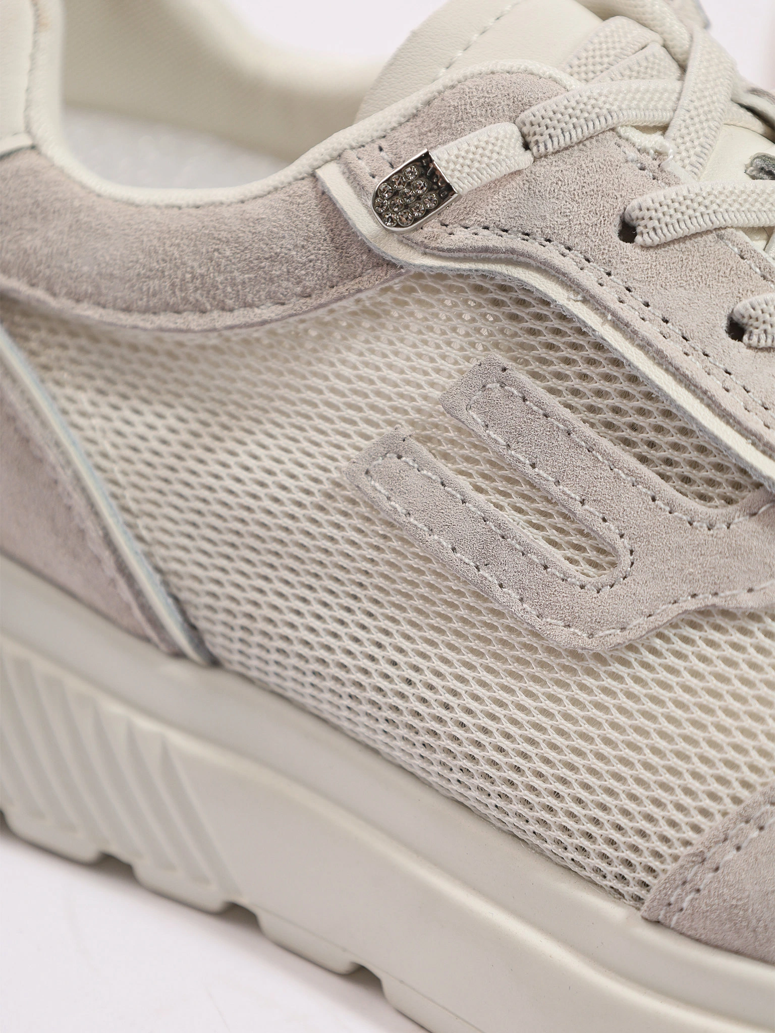 Кроссовки комбинированные белого цвета на низкой подошве